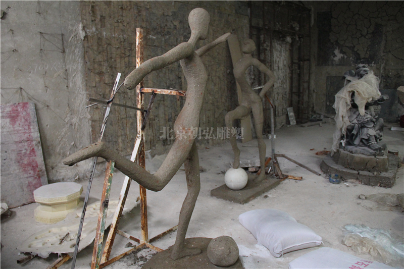 北京雕塑公司為何偏愛(ài)不銹鋼雕塑和玻璃鋼雕塑