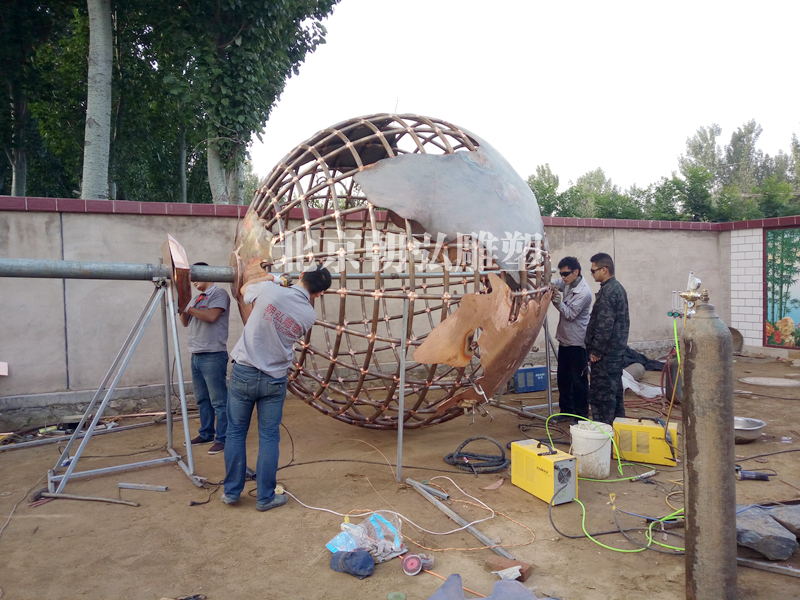 北京雕塑公司分享：五一假期，景區(qū)雕塑對(duì)游客影響分析