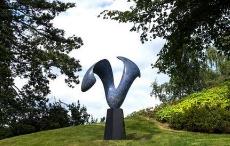 北京雕塑廠解析：不銹鋼雕塑為何適合廣場雕塑使用